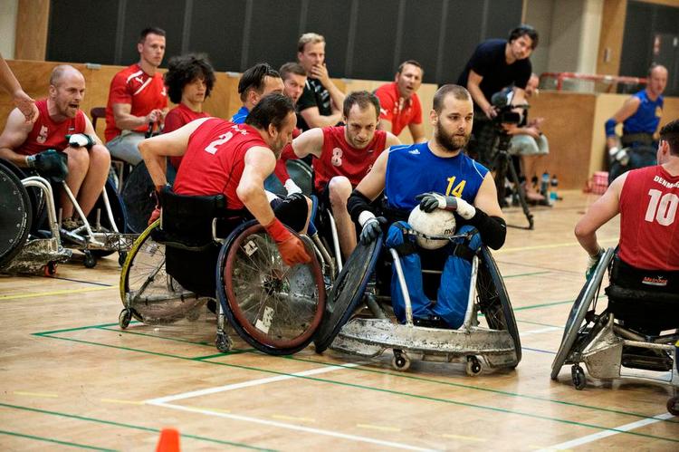 intenst. Kørestolsrugby er en kontaktsport, hvor stolene konstant brager ind i hinanden. Men fysisk kontakt mellem spillerne er forbudt. Billledet er fra en af gårsdagens to danske træningskampe mod Sverige. 