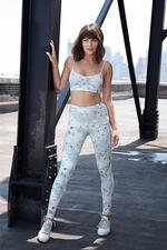 Genreskift. Den er god nok. David Lynch, der er kendt for film som Blue Velvet og Elephant Man samt serien Twin Peaks, har kastet sig over mønstret, lyseblåt yogatøj til kvinder. Priserne på kollektionens enkelte dele går fra 100 til 200 dollars (cirka 555-1.110 kroner), og overskuddet går til Lynchs egen fond. 