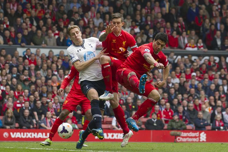 skifte? Daniel Agger (midt) har tidligere udtalt, at den eneste klub, der kan lokke ham væk fra Liverpool, er Barcelona. Nu kan danskeren måske blive genforenet med den tidligere holdkammerat, Luis Suarez (th), i den spanske klub. 