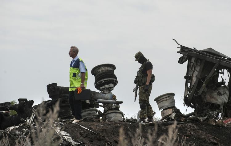 Udvikling. En efterforsker fra Ukraine går sammen med en prorussisk separatist for en uge siden, hvor enkelte udefrakommende fik lov til at besigtige nedstyrtningsstedet. Nu er det for farligt at nærme sig. 