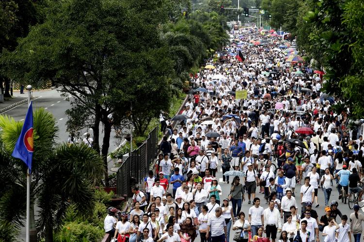 100.000.000. Filippinerne, der er en af Asiens hastigst voksende befolkninger, er udfordret af sit høje indbyggertal. På billedet ses titusinder filippinere demonstrere i Manila mod korruption i 2013. 