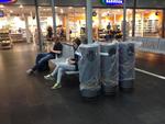 Sikkerhed. Skraldet må man selv sørge for i disse dage i Oslo. I hvert fald her på byens hovedbanegård, hvor skraldespande er vurderet til at være en alt for stor risiko at have stående åbne. 