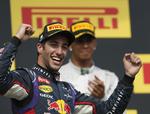 Ræs. Red Bull-kører Daniel Ricciardo jubler over sejren ved det ungarnske grand prix, mens Lewis Hamilton fra Mercedes-holdet klapper. 