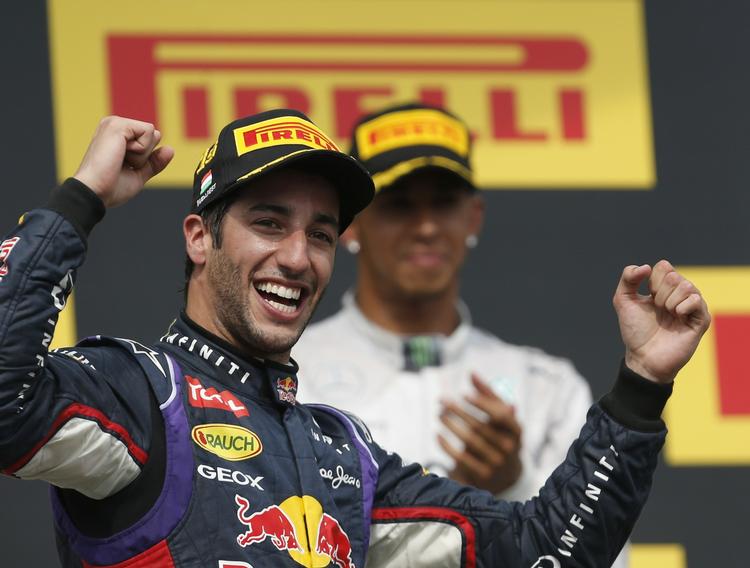 Ræs. Red Bull-kører Daniel Ricciardo jubler over sejren ved det ungarnske grand prix, mens Lewis Hamilton fra Mercedes-holdet klapper. 