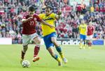 Angriber. Svenske Johan Elmander kommer ikke på banen for Brøndby i morgen. Her er han i en anden gul-blå uniform under en venskabslandskamp mellem Danmark og Sverige 