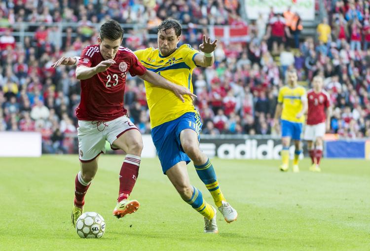 Angriber. Svenske Johan Elmander kommer ikke på banen for Brøndby i morgen. Her er han i en anden gul-blå uniform under en venskabslandskamp mellem Danmark og Sverige 