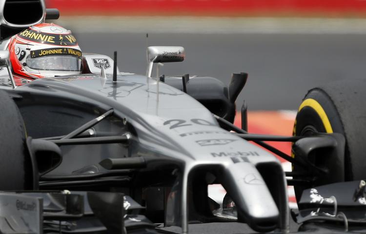 Moorkraft. Det er ikke Johnnie Walker, men derimod den danske formel 1-kører Kevin Magnussen, der gemmer sig bag hjelmen på dette billede fra dagens ungarnske grand prix, hvor danskeren blev nummer 12.. 