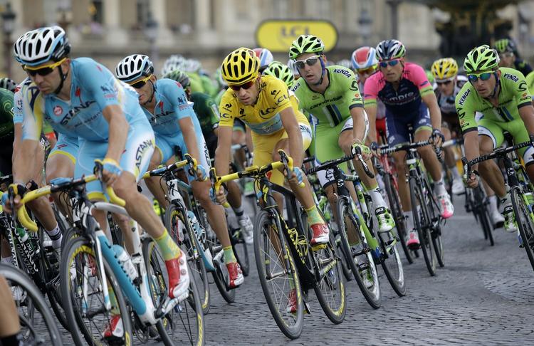 Opløb. Italienske Vincenzo Nibal i gult vinder årets Tour de France. 