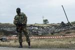 BEVOGTNING. En prorussisk separatist holder øje med, at ingen kommer ind til vragdelene af MH17. Den hollandske premierminister, Mark Rutte, opgav i dag at sende hollandske styrker til Ukraine for at sikre området. 