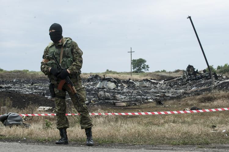 BEVOGTNING. En prorussisk separatist holder øje med, at ingen kommer ind til vragdelene af MH17. Den hollandske premierminister, Mark Rutte, opgav i dag at sende hollandske styrker til Ukraine for at sikre området. 