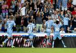 Superliga. Djiby Fall fra Randers FC har udlignet og jubler med Johnny Thomsen og Victor Lundberg i kampen mod Hobro. 