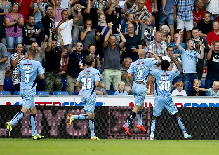 Superliga. Djiby Fall fra Randers FC har udlignet og jubler med Johnny Thomsen og Victor Lundberg i kampen mod Hobro. 