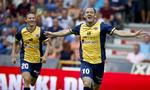 Føring. Martin Thomsen, Hobro, har scoret til 1-0 og jubler sammen med Mathias Bersang Sørensen. 