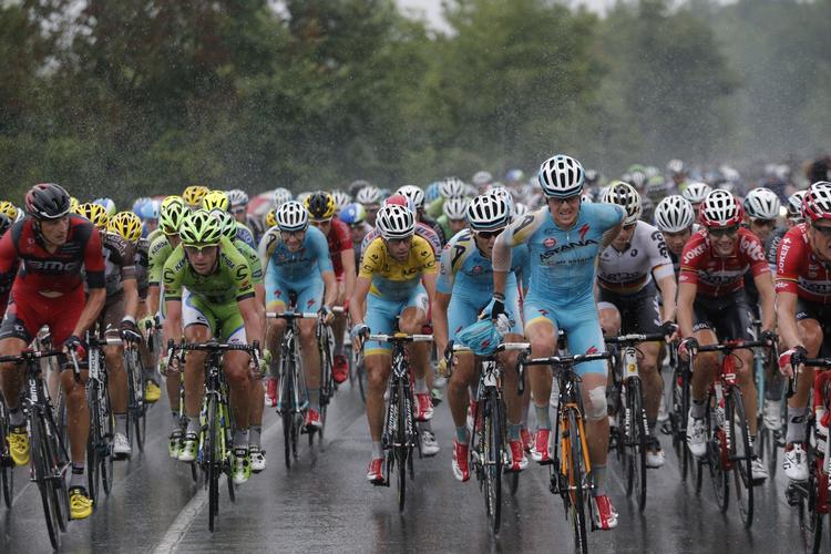 Tourvindere. Danske Jakob Fuglsang i midten tager sin jakke af, mens han fører an for blandt andre sin holdkaptajn og tourvinderen Vincenzo Nibali i gult på 19. etape. 