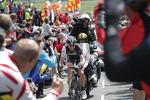 Afsked. Tyske Jens Voigt kravler over et britsk bjergpaspå tourens første etape. Det blev den 42-åriges sidste Tour de France. 