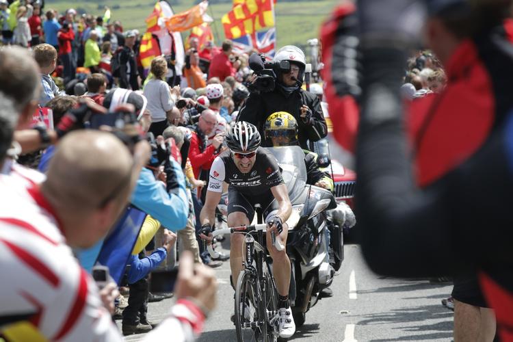 Afsked. Tyske Jens Voigt kravler over et britsk bjergpaspå tourens første etape. Det blev den 42-åriges sidste Tour de France. 
