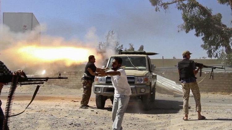 SKUDSALVER. Soldater fra den islamistiske Misarata-brigade skød i går mod lufthavnen i Tripoli i et forsøg på at overtage kontrollen med lufthavnen fra den magtfulde rivaliserende milits. 