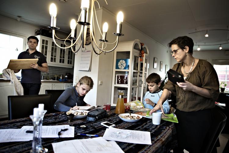 Pres. Mange børnefamilier kan have svært ved at balancere familielivet med en længere arbejdsuge. 