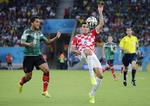 Klubskifte. Kroaten Dejan Lovren (t.h.) skal til Liverppol. Her er han i duel med Mexicos Giovani dos Santos under VM. 