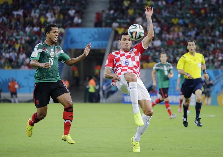 Klubskifte. Kroaten Dejan Lovren (t.h.) skal til Liverppol. Her er han i duel med Mexicos Giovani dos Santos under VM. 
