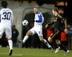 TOPKAMP. Da FCK var i Champions League-ottendedelsfinalen mod Chelsea og Fernando Torres (th.) var det med Mikael Antonsson )i midten) på holdet. 