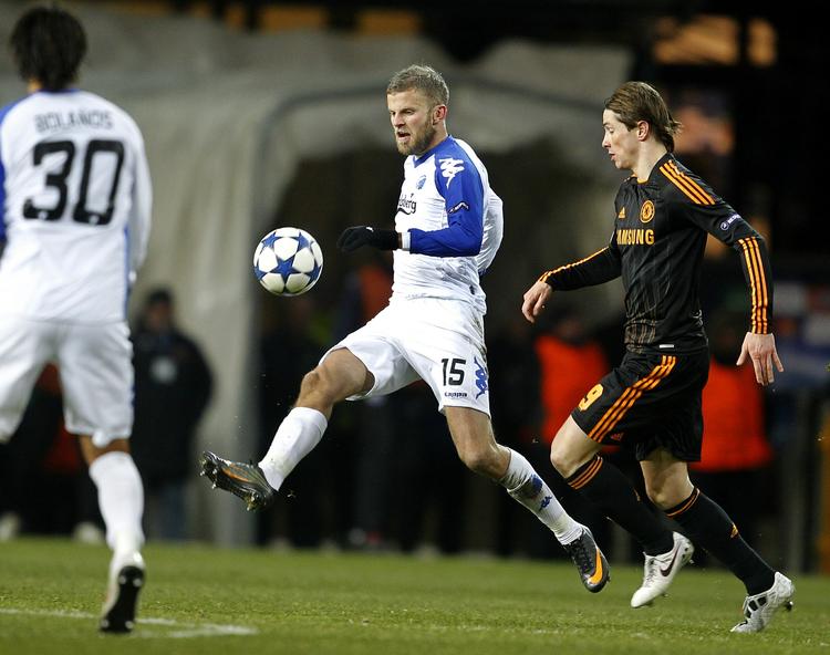 TOPKAMP. Da FCK var i Champions League-ottendedelsfinalen mod Chelsea og Fernando Torres (th.) var det med Mikael Antonsson )i midten) på holdet. 