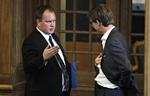 Pointsystem. Dansk Folkepartis Martin Henriksen ses her i samtale med Venstres Karsten Lauritzen. Nu ser Dansk Folkeparti frem til, at Venstre sætter handling bag ordene og fører en strammer integrationspolitik. Det kan blandt andet være en genindførelse af pointsystemet. 