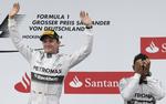 KONKURRENTER. Som nummer 1 og  2 i kampen om VM-titlen må Mercedes-kørerne Nico Rosberg (tv.) og Lewis Hamilton (th.) nu gerne konkurrere indbyrdes. 
