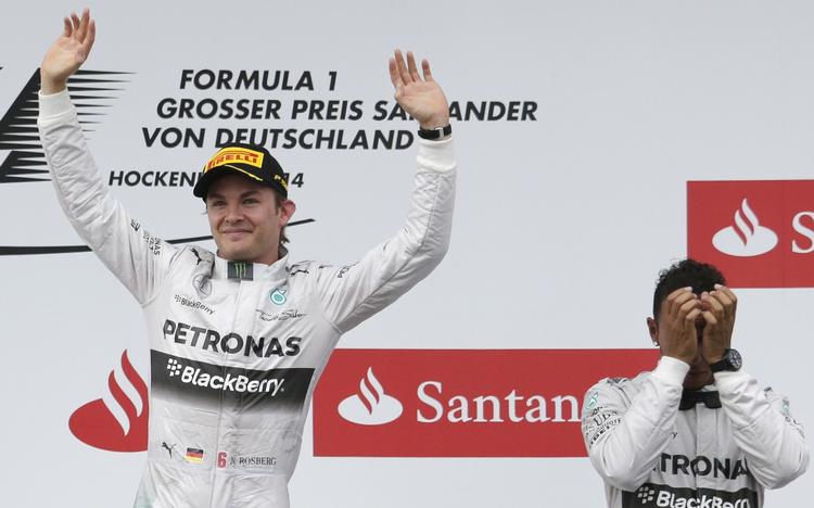 KONKURRENTER. Som nummer 1 og  2 i kampen om VM-titlen må Mercedes-kørerne Nico Rosberg (tv.) og Lewis Hamilton (th.) nu gerne konkurrere indbyrdes. 
