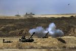 Krig. En israelsk kampvogn affyrer en granat ved grænsen til Gaza. 