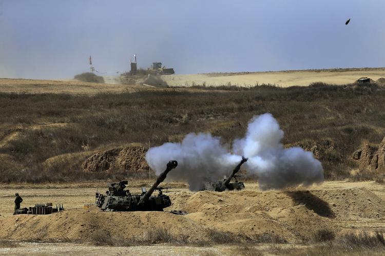Krig. En israelsk kampvogn affyrer en granat ved grænsen til Gaza. 