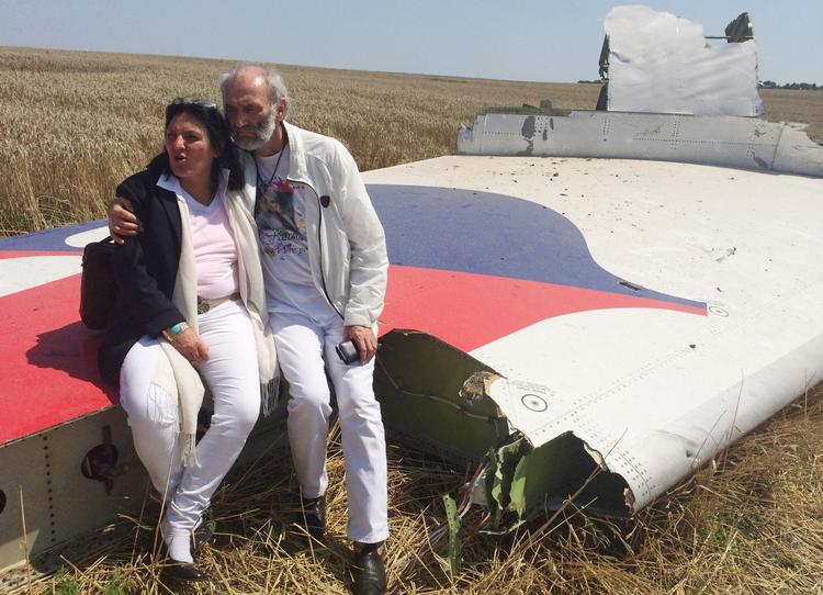 Tragedie. Australske Jerzy Dyczynski og Angela Rudhart-Dyczynski mistede deres 25-årige datter Fatima ved flystyrtet. De rejste igennem det uroprægede område for at se vraget med egne øjne. 