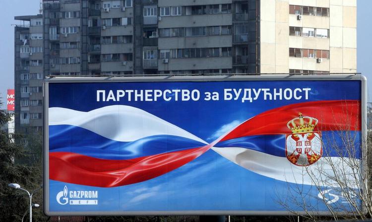 KRISE. Hvis sanktionerne rammer den russiske eksport af olie og gas gennem Gazprom, der her fejrer sit partnerskab med Serbien, kan økonomien knække. 