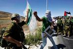 håbløst. Det er håbløst, at Israels regering lader militæret klare problemerne, når de hænger så tæt sammen med besættelsen af palæstinenserne, mener Yehuda Shaul. Fotografiet er taget i nærheden af Nablus 14. juli ved en demonstration mod Israels militæraktion i Gaza. 