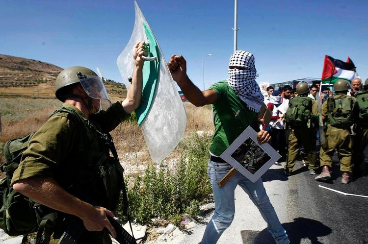 håbløst. Det er håbløst, at Israels regering lader militæret klare problemerne, når de hænger så tæt sammen med besættelsen af palæstinenserne, mener Yehuda Shaul. Fotografiet er taget i nærheden af Nablus 14. juli ved en demonstration mod Israels militæraktion i Gaza. 