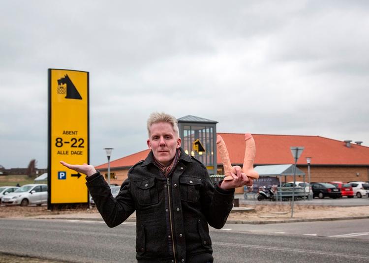 KØMAND I KRIG. Jan Jacobsen mener ikke, at hans varer som for eksempel disse dildoer, kan forveksles med sortimentet indenfor i Netto. 