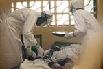 Farligt. Statistisk set dør flere end halvdelen af de personer, som smittes med ebola. Derfor er det i følge verdenssundhedsorganisationen WHO særligt vigtigt at isolere dem, som smittes. 