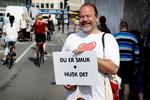 Budbringer. Kim Fyrst Jørgensen stiller sig regelmæssigt op på gader og stræder rundt omkring i Danmark med sit skilt. 