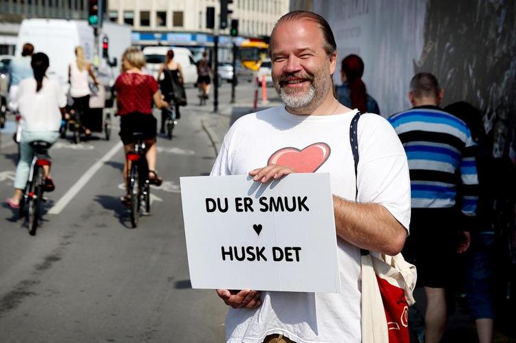Budbringer. Kim Fyrst Jørgensen stiller sig regelmæssigt op på gader og stræder rundt omkring i Danmark med sit skilt. 