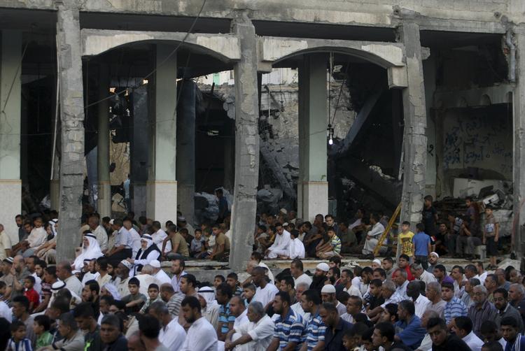 Bøn. Palæstinensere mødtes til morgenbøn ved siden af den smadrede Al Farouk-moske i Rafah, som blev ramt af et israelsk angreb i nat. 
