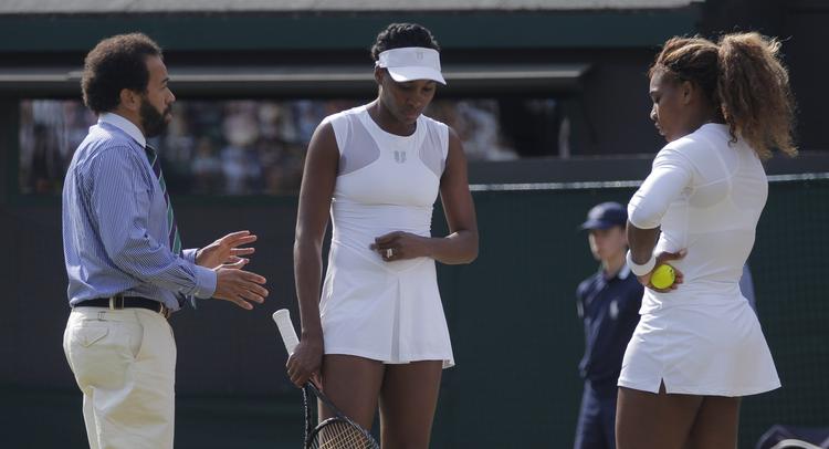 FÆRDIG. Efter tre partier måtte Serena Williams i Wimbledon opgive at spille videre i en doublekamp sammen med søster Venus. 
