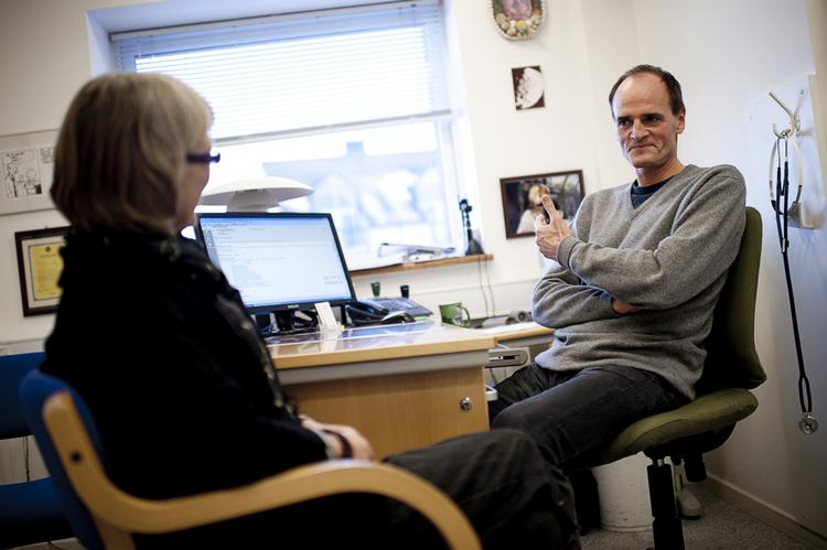 brugerbetaling. Det bliver de ældre, der skal have den største pengepung frem, hvis politikerne vælger at indføre brugerbetaling ved lægebesøg, viser beregninger fra tænketanken Cepos. 