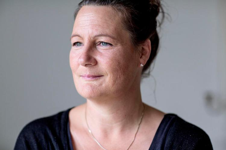 Jobskifte. Jeanette Sejr Pedersen håber på at kunne lægge jobbet som sosu-assistent bag sig. I stedet vil hun være sygeplejerske. Gerne hos en læge eller en øjenlæge på den anden sige sygeplejerskestudiet. 