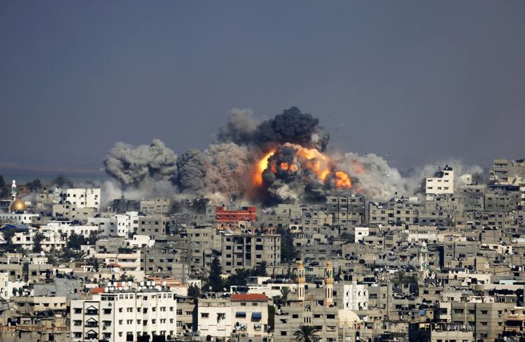 Krig. Israel gennemførte omfattende luftangreb i Gaza i dag mod, hvad Israel mener, er mål tilknyttet Hamas. Flere end 100 palæstinensere er blevet dræbt i dag, siger det palæstinensiske sundhedsministerium. 
