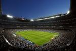 tilskuertække. Et fyldt Bernabeu stadion i Madrid lægger græs til kampen mellem Rweal Madrig og Valencia i maj. 