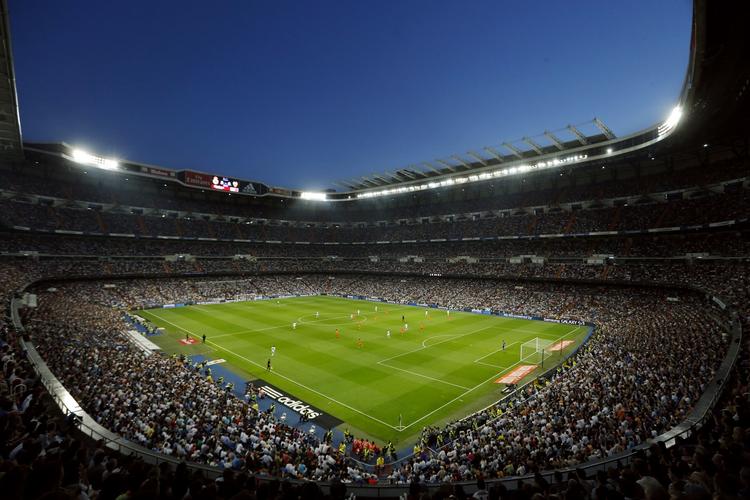 tilskuertække. Et fyldt Bernabeu stadion i Madrid lægger græs til kampen mellem Rweal Madrig og Valencia i maj. 