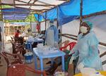 klinik. Det lægefaglige personale, der er til stede i Vestafrika for at behandle ebola-patienter, bliver af lokale beskyldt for at forværre den dødelige ebola-epidemi, der siden februar har kostet over 672 mennesker livet. Her ses en klinik i Kenema i Sierra Leone. 