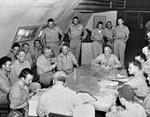 Hiroshima. Besætningen på 'Enola Gay' til debriefing efter, at de var returneret fra flyvningen, hvor de smed bomben 'Little Boy' over Hiroshima 6. august 1945.Bomben dræbte 145.000 mennesker. 