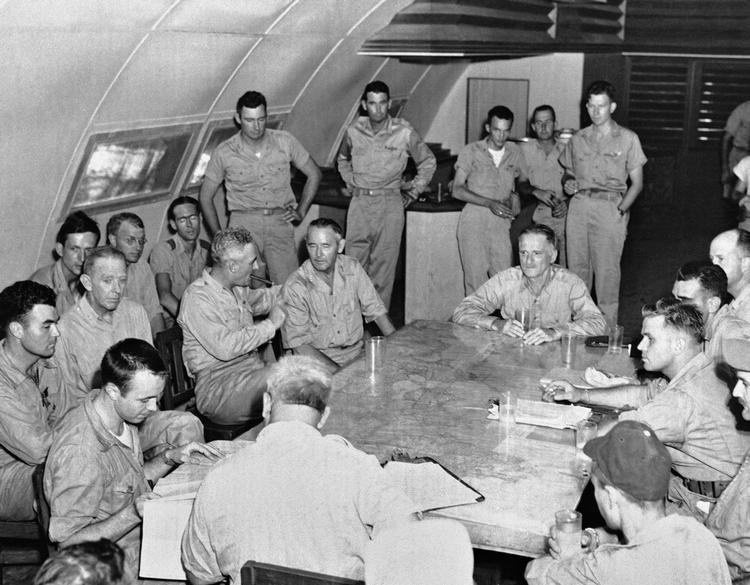 Hiroshima. Besætningen på 'Enola Gay' til debriefing efter, at de var returneret fra flyvningen, hvor de smed bomben 'Little Boy' over Hiroshima 6. august 1945.Bomben dræbte 145.000 mennesker. 