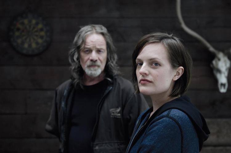 Brillant. Elisabeth Moss er brillant i hovedrollen som kriminalassistenten Robin Griffin. Her sammen med Peter Mullan, som spiller gangsteren Matt Mitcham. 